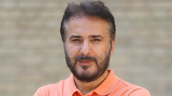 نگاهی به تیشرت متفاوت و جالب سیدجواد هاشمی در جشن تعیین جنسیت نوه‌‌‌‌‌‌‌‌‌‌‌‌‌‌‌‌‌‌‌‌اش در کنار عروس و پسرش+عکس
