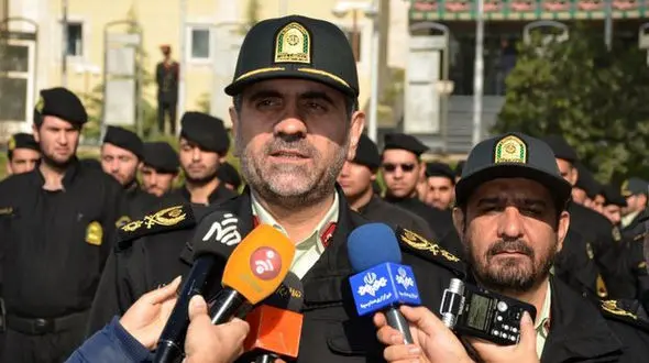 برخورد با  ماموران خاطی پلیس در درگیری با تجمع کنندگان یکی از موسسات پایتخت/سردارساجدی نیا تشریح کرد+فیلم درگیری