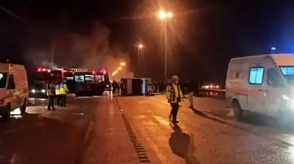 21 زن و مرد در سانحه واژگونی اتوبوس در هشتگرد لت و پار شدند