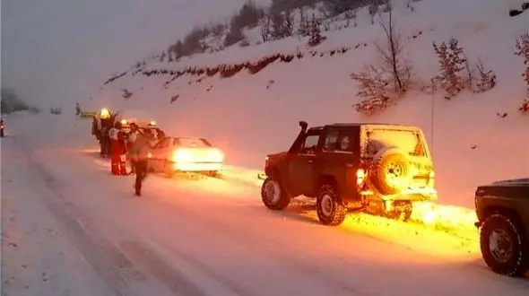 آفرود بازان گرفتار در برف نجات یافتند / هلال احمر کرمانشاه وارد عمل شد