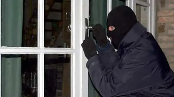 3 مرد نمیه شب از دیوار خانه 2 زن جوان بالا رفتند و... / پلیس کرمانشاه هر سه دزد را دستگیر کرد