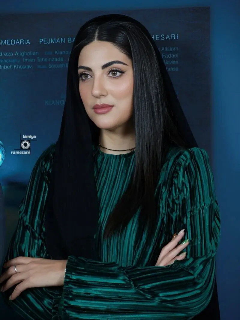 تیپ سبز و مشکی هلیا امامی در اکران سینمایی