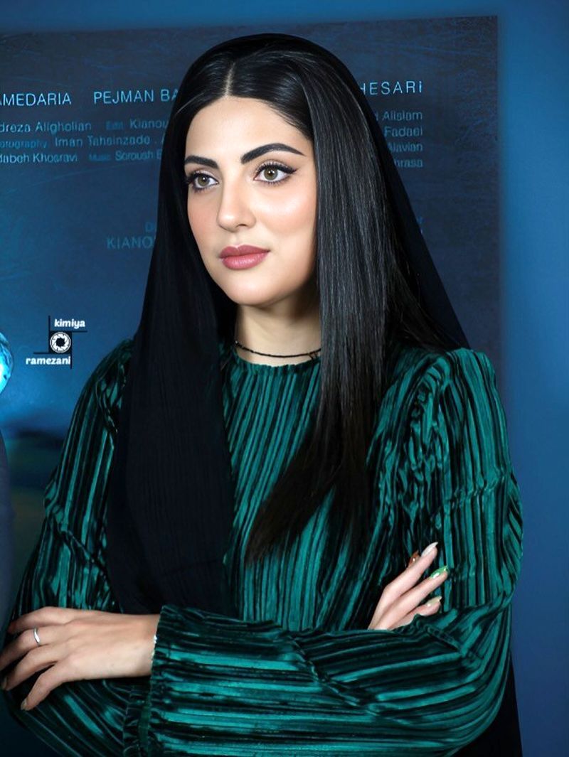تیپ سبز و مشکی هلیا امامی در اکران سینمایی