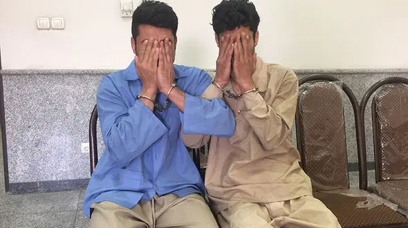 آزار شیطانی پسر 16 ساله به بهانه جابه جایی فرش توسط 2 پسر همسایه + عکس