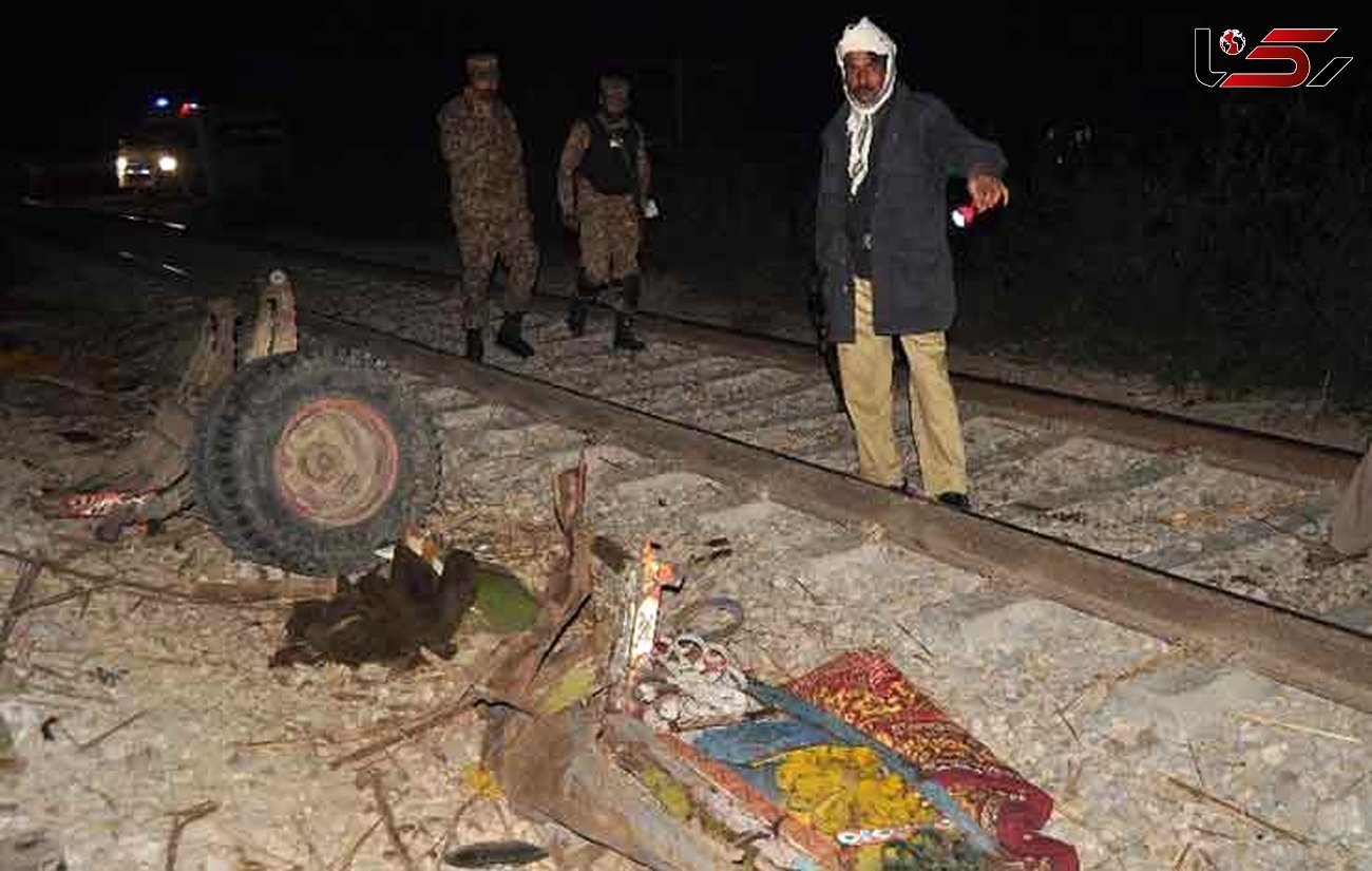 8 کشته در برخورد قطار و ون در پاکستان