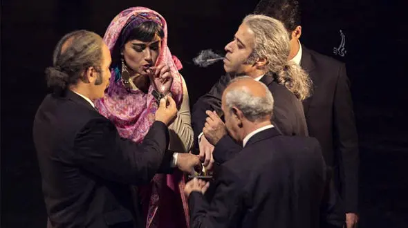 تصویر منتشر شده از لادن مستوفی در حال سیگار کشیدن + عکس