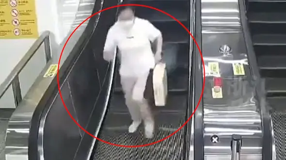 فیلم عجیب از اقدام وقیحانه روی پله برقی در چین / ببینید