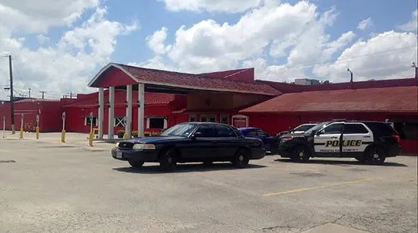 فیلم لحظه شلیک گارسون به دو مشتری رستوران