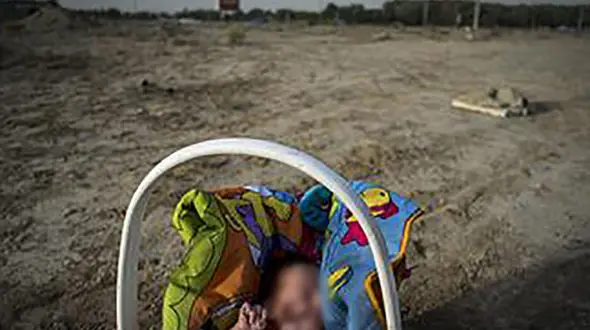 کودک 3 ماه قربانی اعتیاد پدر افیونی اش شد