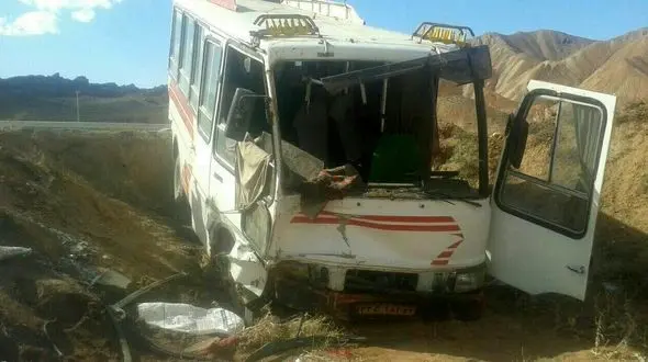 واژگونی مینی بوس در جاده سبزوار-بردسکن / اعزام اتوبس آمبولانس به محل حادثه + عکس