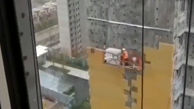 ببینید /  لحظاتی رعب‌آور از معلق ماندن کارگر ساختمانی در ارتفاع چند صدمتری حین طوفان + فیلم