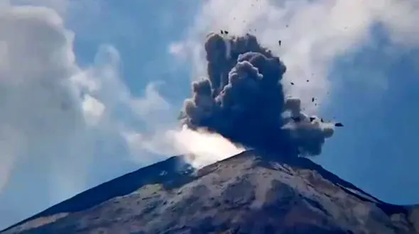 فیلم لحظه وقوع انفجار در قله آتشفشان ایل لوتولوک در اندونزی