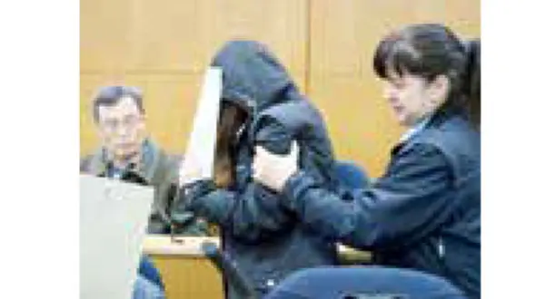 دختر 16 ساله خود را در پارکینگ دار زد+عکس