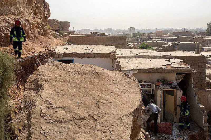 مرگ ٢ کودک در حادثه سقوط سنگ روی ٢ خانه در اهواز
