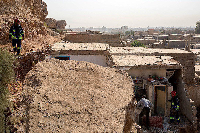 مرگ ٢ کودک در حادثه سقوط سنگ روی ٢ خانه در اهواز