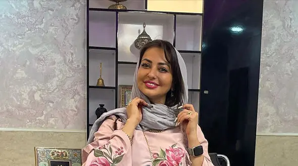 تیپ عجیب نفیسه روشن در رستوران لاکچری / خانم بازیگر هر سری خاص تر !