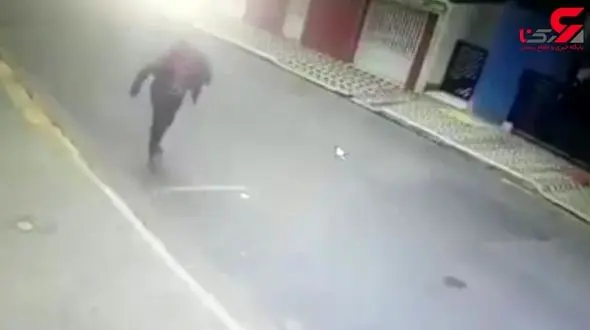 فیلم لحظه سرقت عجیب خودرو در برابر چشمان صاحبش 