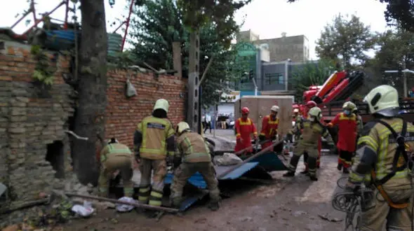 فیلم هولناک لحظه ریزش ساختمان مسکونی در منطقه فلاح تهران