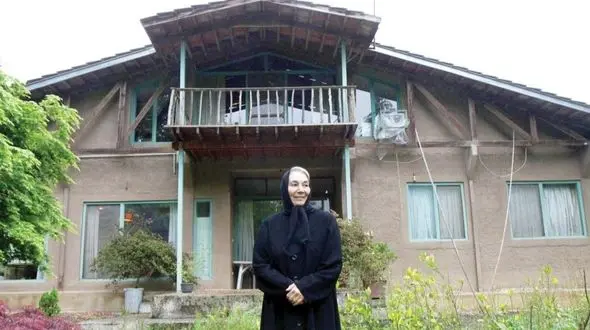 فیلم/ پروانه معصومی بازیگر سریال یوسف پیامبر در همچین بهشتی زندگی میکرد؛ از خانه‌ای با دکوراسینی ساده و بدون تجملات تا آشپزخانه‌ای با ویوی جنگل/ اینجا آدم پیر نمیشه