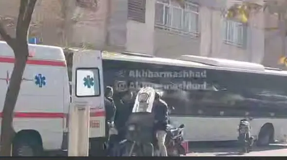 فیلم صحنه ورود ناگهانی اتوبوس به پیاده‌رو و برخورد شدید با پراید و درخت