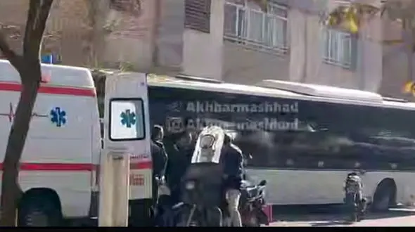 فیلم صحنه ورود ناگهانی اتوبوس به پیاده‌رو و برخورد شدید با پراید و درخت