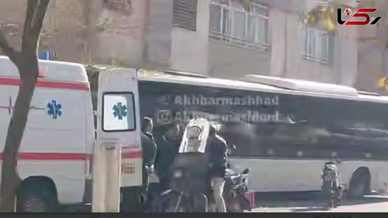 فیلم صحنه ورود ناگهانی اتوبوس به پیاده‌رو و برخورد شدید با پراید و درخت