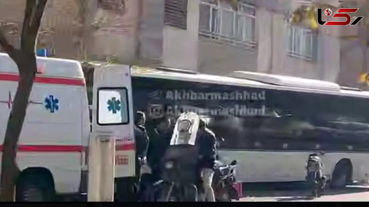 فیلم صحنه ورود ناگهانی اتوبوس به پیاده‌رو و برخورد شدید با پراید و درخت