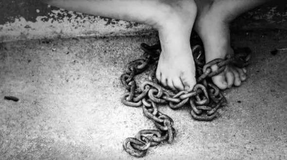 پدری پسر بچه اش را با غل و زنجیر زندانی کرد