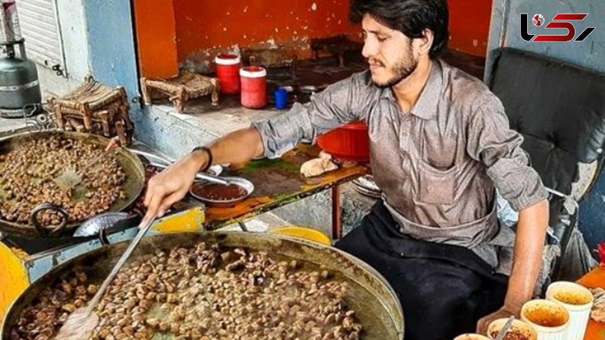 فیلم/  غذای خیابانی در پاکستان؛ طبخ واویشکا جگر گوسفند توسط آشپز مشهور 