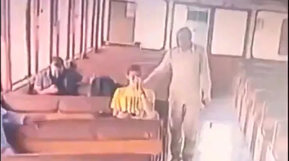 درگیری بخاطر آتش زدن موی مرد جوان! + فیلم 