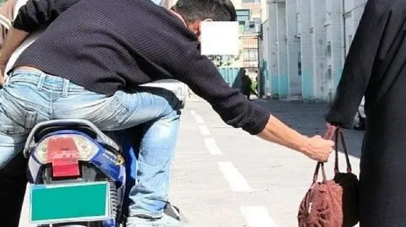 کیف‌قاپ غافلگیر شد؛ حرکت برق‌آسا مثل جان سینا در خیابان + فیلم