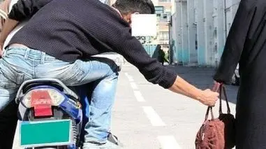 کیف‌قاپ غافلگیر شد؛ حرکت برق‌آسا مثل جان سینا در خیابان + فیلم