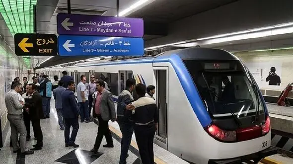 قطع برق در خط ۴مترو تهران / شهروندان : تجمع در ایستگاه مترو خفه کننده شده است!