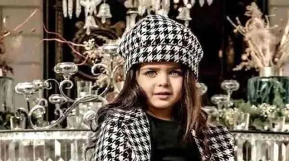 هانا پاک نیت نوه خوشگل و چشم‌رنگی محمود پاک نیت، با چهره جدیدش/ بعد از مدت‌ها در لندن کنار خاله‌اش دیده شد!