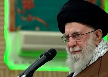 فیلم / لحظه تذکر جدی رهبری انقلاب به بازیگر معروف : دیگر این کار را نکن ... / سید جواد این تذکر را جدی ...