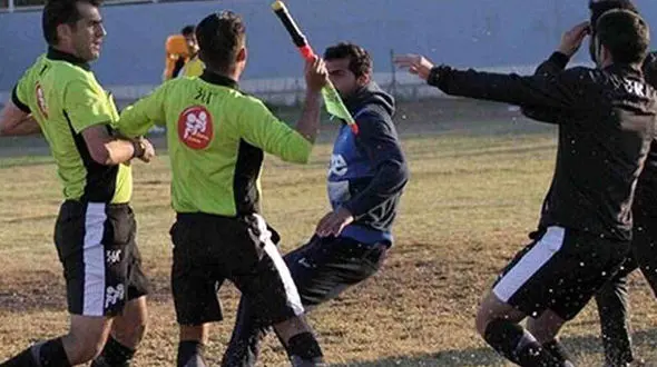 ببینید / درگیری با چاقو و قمه در فوتبال / جنگ خونین در همدان وسط زمین! + فیلم