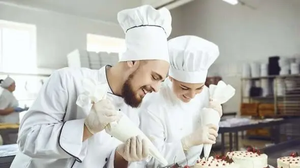 تصاویر/ خلاقیت منحصربفرد و بامزه قنّاد خوش ذوق در طراحی و پخت کیک برای «راننده تاکسی ها»/ باسلیقه خودتی و بس