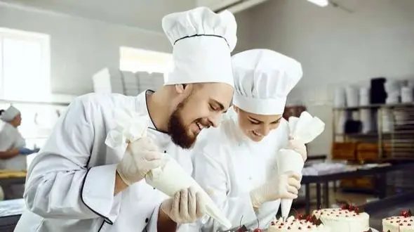 تصاویر/ خلاقیت منحصربفرد و بامزه قنّاد خوش ذوق در طراحی و پخت کیک برای «راننده تاکسی ها»/ باسلیقه خودتی و بس