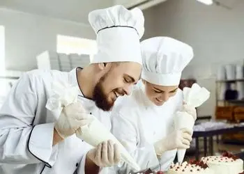 تصاویر/ خلاقیت منحصربفرد و بامزه قنّاد خوش ذوق در طراحی و پخت کیک برای «راننده تاکسی ها»/ باسلیقه خودتی و بس