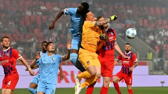 فیلم لحظه ضربه مغزی شدن دروازه بان معروف در زمین بازی!