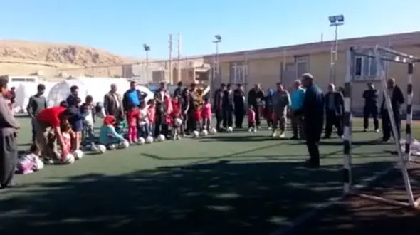 کودکان زلزله زده به جواد خیابانی پنالتی‌زدند؛ حرکت ارزشمند مجری تلویزیونی + فیلم