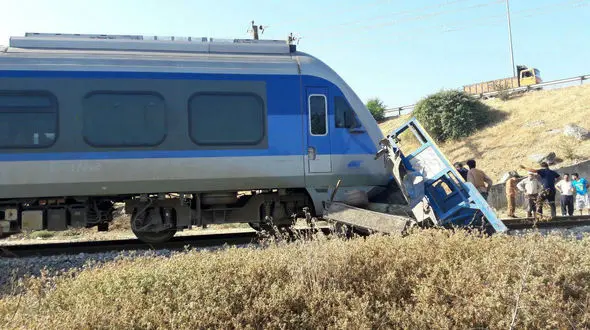 مچاله شدن نیسان آبی در برخورد با قطار مازندران + عکس 