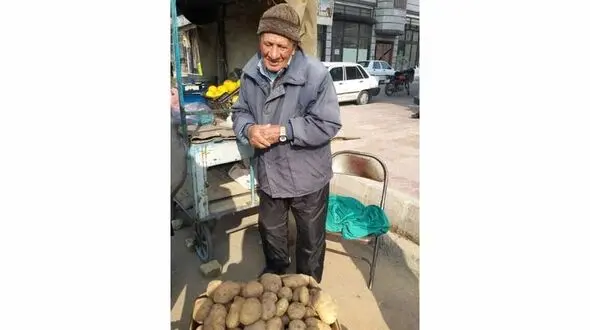 روایتی کوتاه از ۱۸ سال دستفروشی آقای حشمتی 86 ساله + عکس