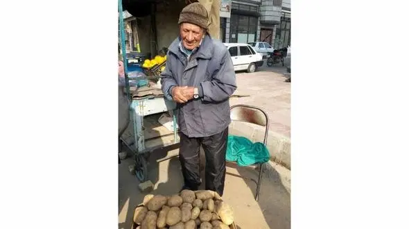روایتی کوتاه از ۱۸ سال دستفروشی آقای حشمتی 86 ساله + عکس