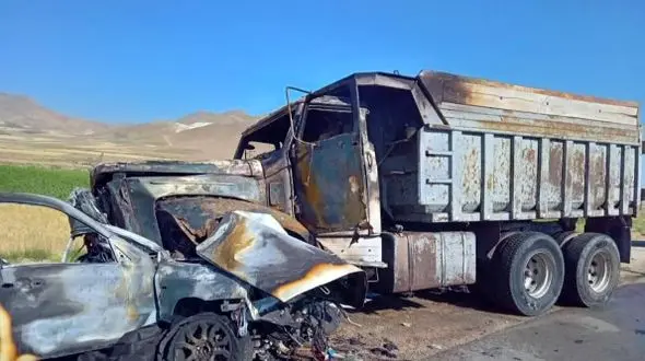 مرگ همزمان 3 مسافر در سمند مچاله شده / خواب آلودگی راننده کامیون مرگبار شد