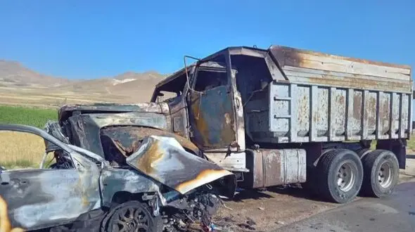 مرگ همزمان 3 مسافر در سمند مچاله شده / خواب آلودگی راننده کامیون مرگبار شد