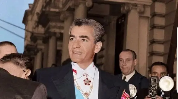 سفر به ایام قدیم سال 1334؛ تراکتور سواری محمدرضا پهلوی در مزرعه پدری