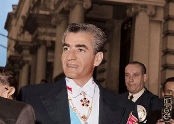 سفر به ایام قدیم سال 1334؛ تراکتور سواری محمدرضا پهلوی در مزرعه پدری