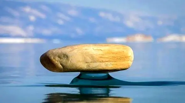 عکس از عجیب ترین سنگ ها که بین آب و هوا شناور هستند