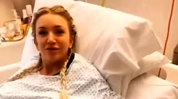 دستان این زن شبیه کوسه است ! + فیلم حیرت آور و روحیه شوخ طبع این زن !